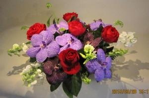 赤と紫でシックに･･･スイートピーも入れて・・・｜「にしむらフローリスト」　（東京都渋谷区の花キューピット加盟店 花屋）のブログ
